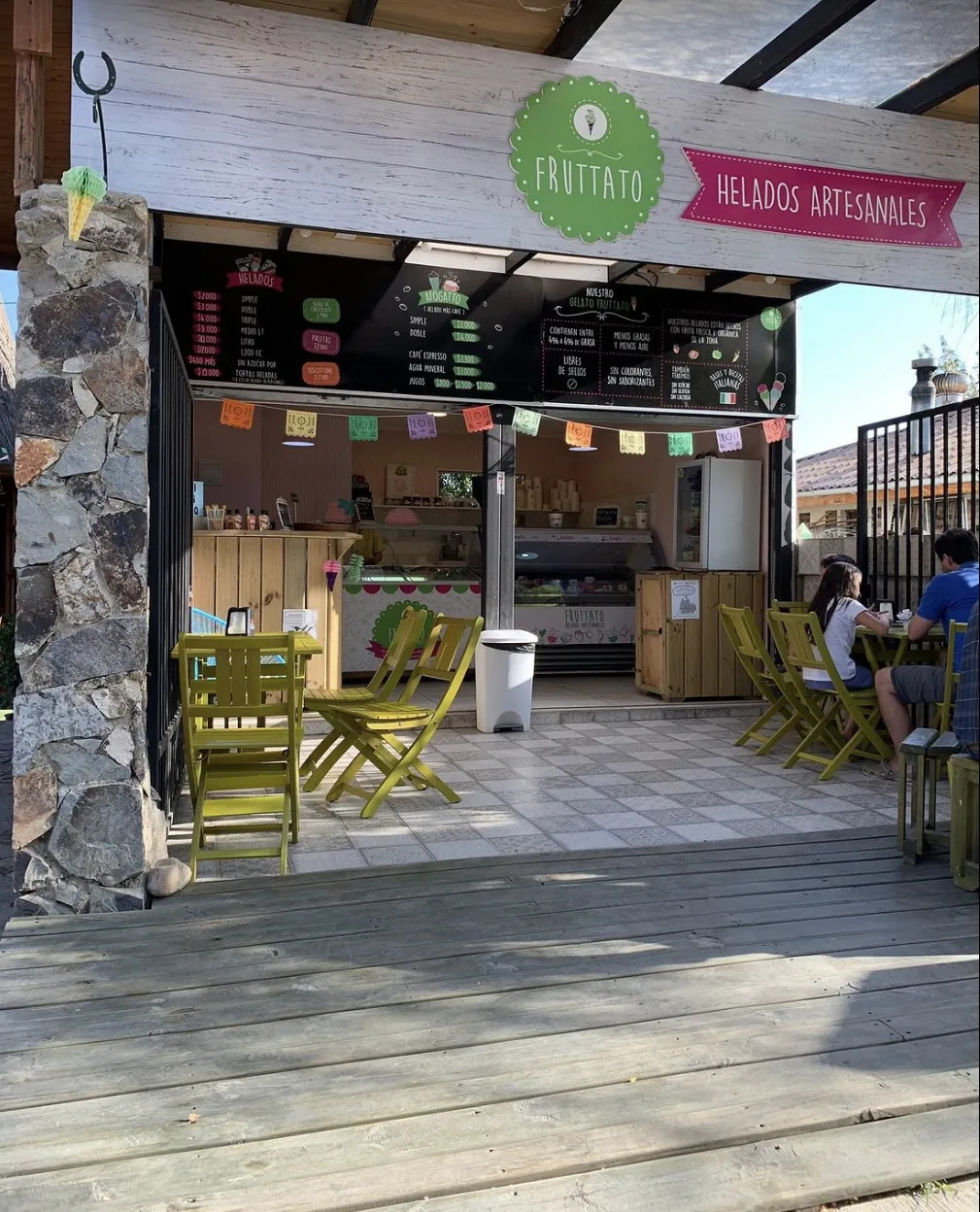 Frontis de Fruttato Gelato e Caffè en Olmué, con terraza y sillas amarillas