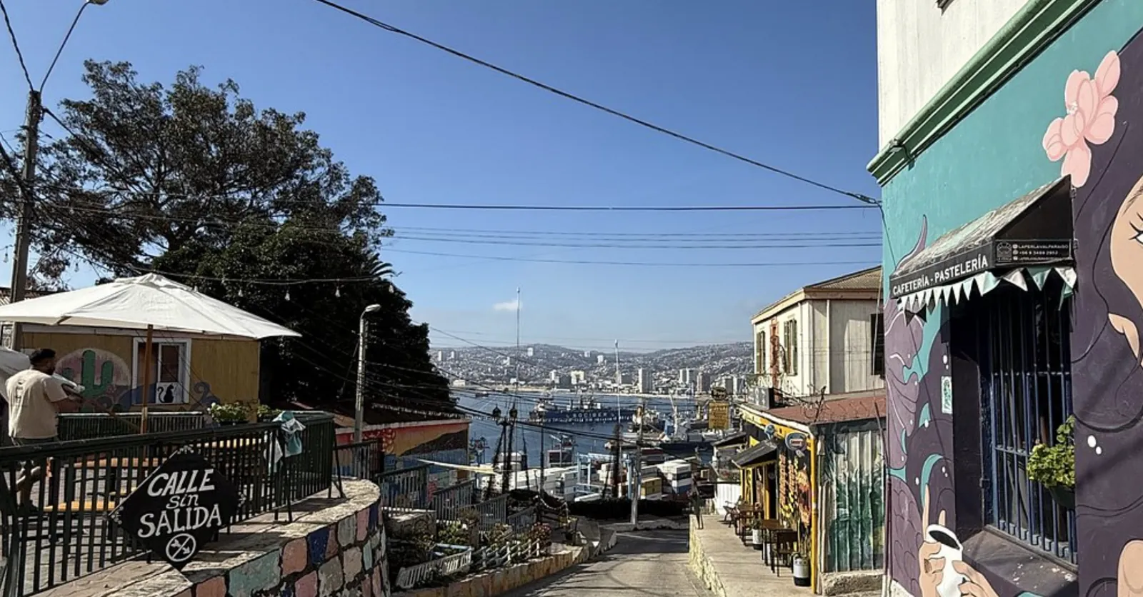 Cafetería La Perla en el Paseo 21 de Mayo, Cerro Artillería, con la bahía de Valparaíso al fondo